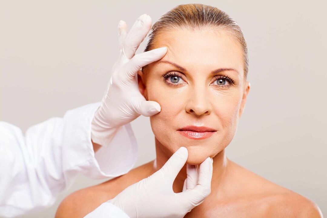 Le cosmétologue sélectionne la méthode appropriée pour rajeunir la peau du visage