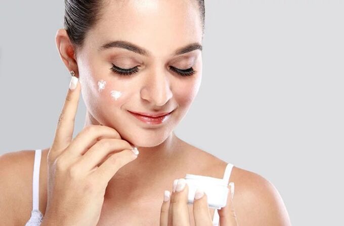 Avant d'utiliser le masseur, appliquez une crème sur votre visage