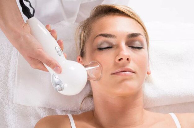Un massage sous vide aide à nettoyer la peau de votre visage et à lisser les rides